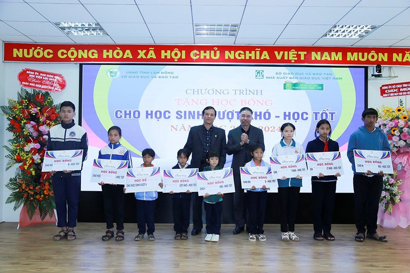 Chương trình trao tặng học bổng của Nhà xuất bản Giáo dục Việt Nam tiếp tục đến với các học sinh vượt khó học tốt- Ảnh 3.