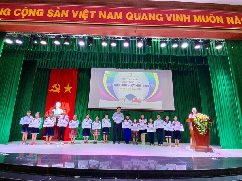 Chương trình trao tặng học bổng của Nhà xuất bản Giáo dục Việt Nam tiếp tục đến với các học sinh vượt khó học tốt- Ảnh 7.