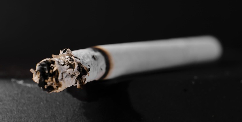 Hút thuốc lá cản trở hoạt động của các protein chống ung thư, khiến việc điều trị bệnh trở nên khó khăn hơn- Ảnh 1.