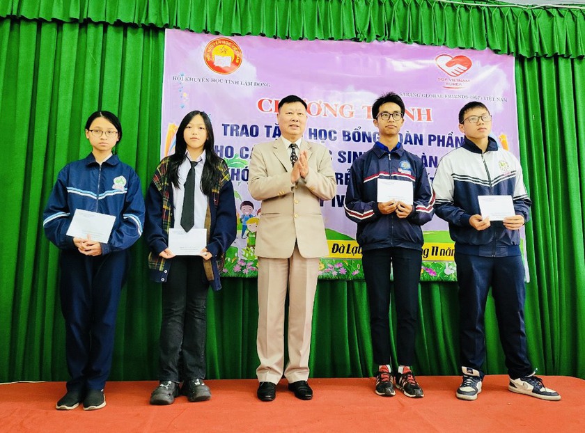 Lâm Đồng: Hơn 108 triệu đồng học bổng tặng học sinh hoàn cảnh đặc biệt khó khăn, học sinh khuyết tật- Ảnh 4.
