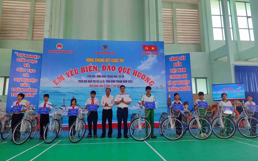 Bình Thuận: Chung kết cuộc thi "Em yêu biển đảo quê hương và trao quà cho học sinh nghèo tại La Gi- Ảnh 3.
