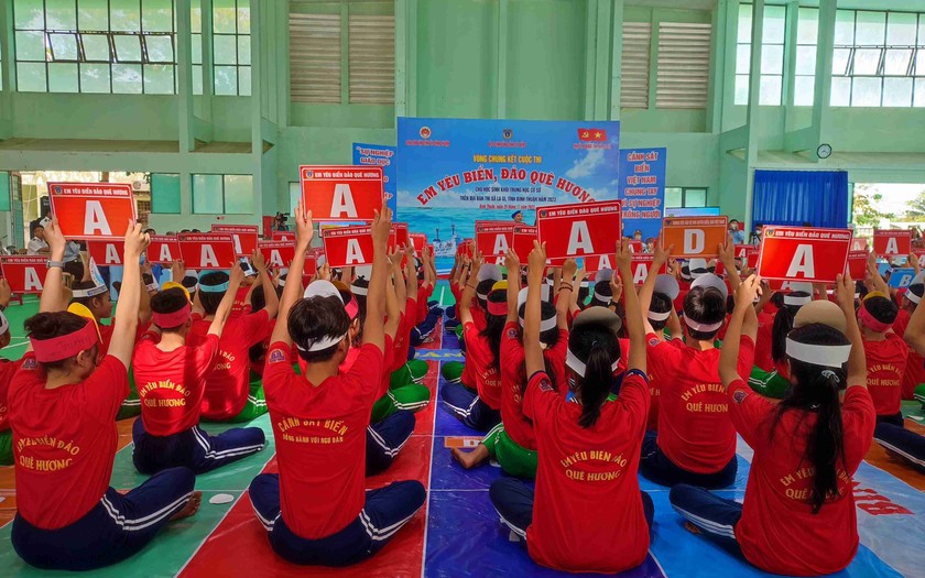 Bình Thuận: Chung kết cuộc thi "Em yêu biển đảo quê hương và trao quà cho học sinh nghèo tại La Gi- Ảnh 1.