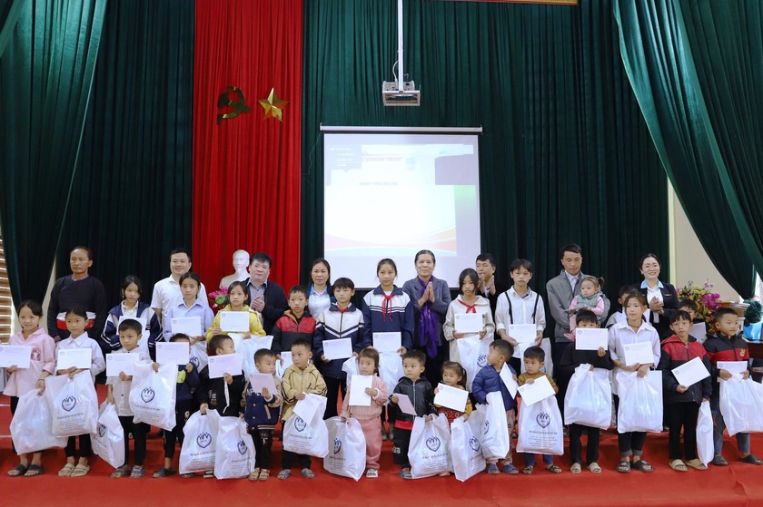 Hội Bảo vệ quyền trẻ em Việt Nam trao quà và học bổng cho học sinh có hoàn cảnh khó khăn tại Lào Cai - Ảnh 1.