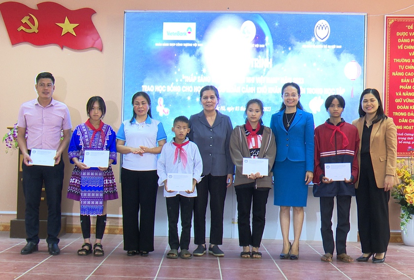 Hội Bảo vệ quyền trẻ em Việt Nam trao quà và học bổng cho học sinh có hoàn cảnh khó khăn tại Lào Cai - Ảnh 2.