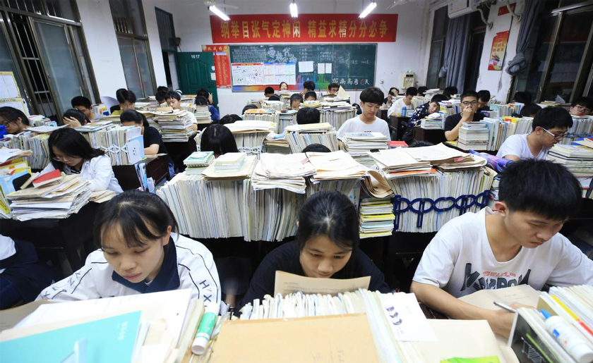 Áp lực vào trường điểm khiến học sinh Trung Quốc bị trầm cảm - Ảnh 3.