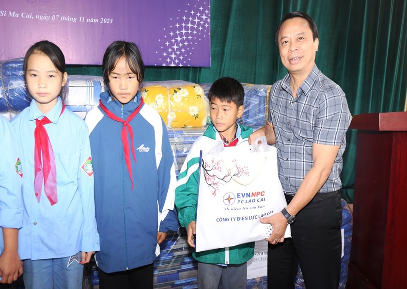 Hội chữ thập đỏ Công ty Điện lực Lào Cai tặng áo ấm mùa đông cho học sinh vùng cao Si Ma Cai - Ảnh 2.