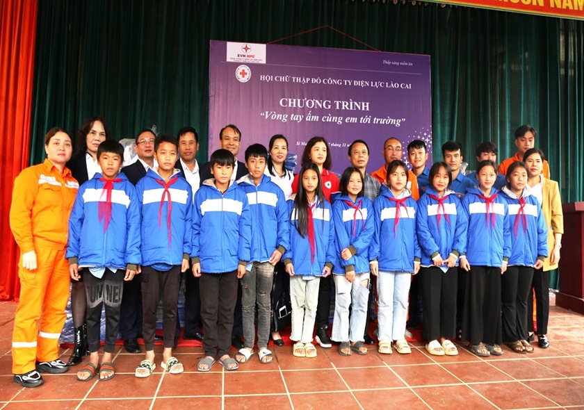 Hội chữ thập đỏ Công ty Điện lực Lào Cai tặng áo ấm mùa đông cho học sinh vùng cao Si Ma Cai - Ảnh 3.