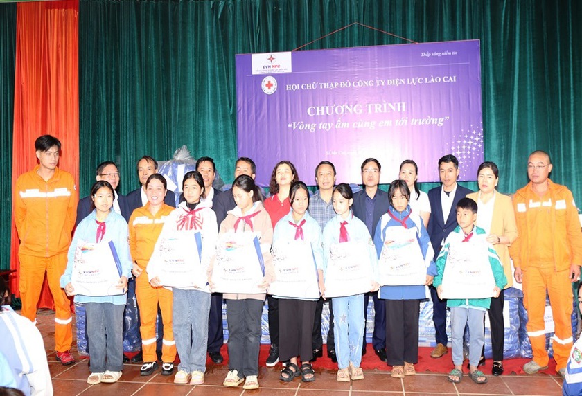 Hội chữ thập đỏ Công ty Điện lực Lào Cai tặng áo ấm mùa đông cho học sinh vùng cao Si Ma Cai - Ảnh 4.
