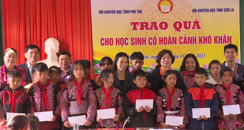 Hội khuyến học 2 tỉnh Sơn La, Phú Thọ tặng quà cho học sinh nghèo huyện Mộc Châu- Ảnh 1.