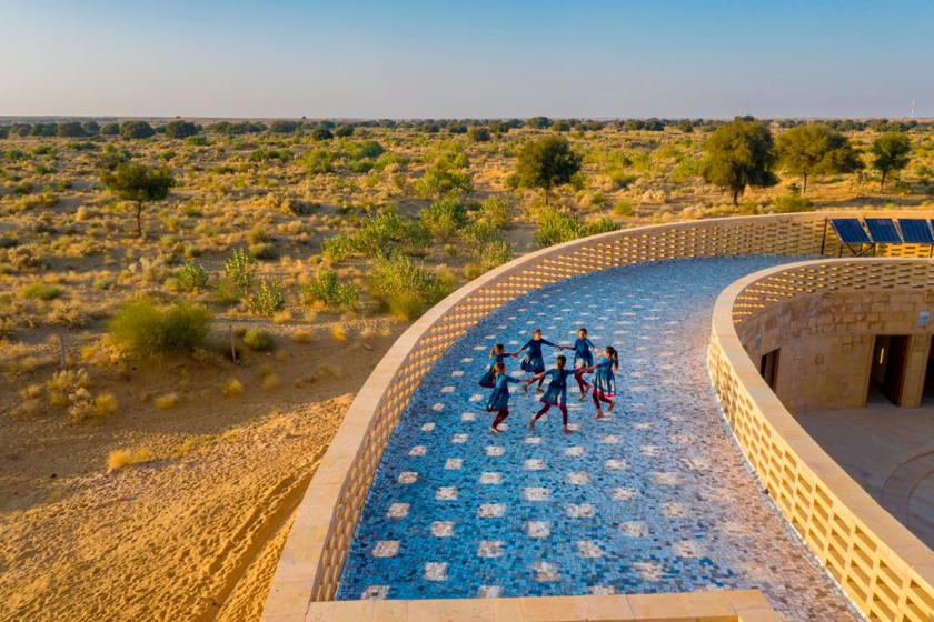 Ngôi trường giữa sa mạc gần 50 độ C ở Ấn Độ vẫn mát mẻ quanh năm- Ảnh 3.