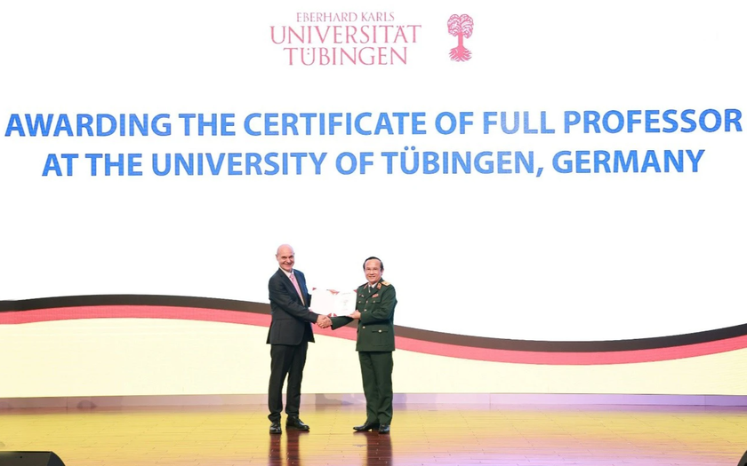 Giám đốc Bệnh viện Trung ương Quân đội 108 nhận hàm giáo sư đại học ở Đức- Ảnh 1.