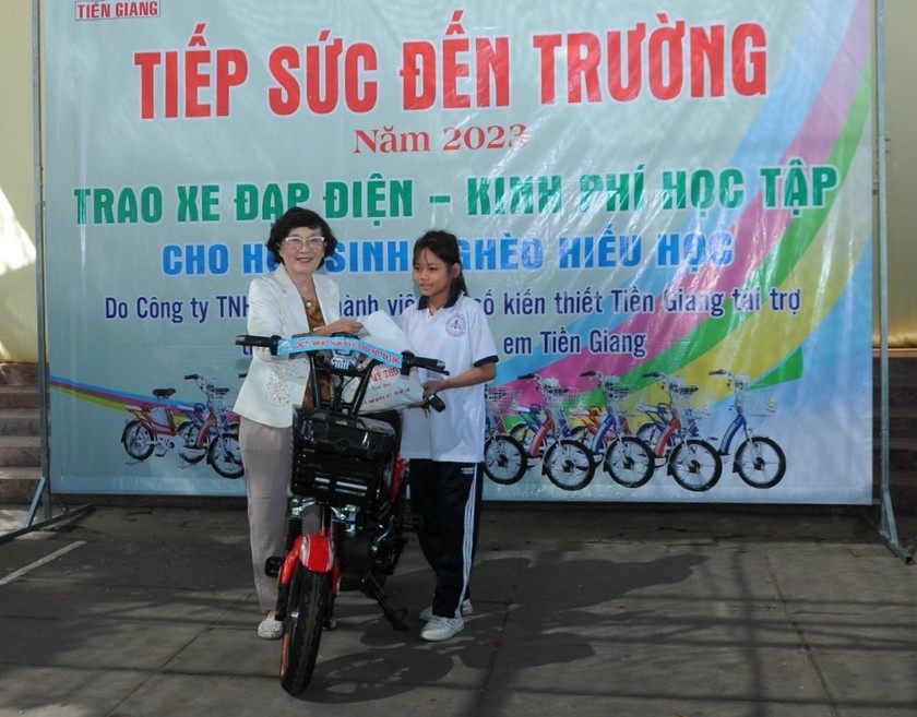 Tiền Giang: Trao xe đạp điện và học bổng tiếp sức học sinh vượt khó, hiếu học năm 2023- Ảnh 1.