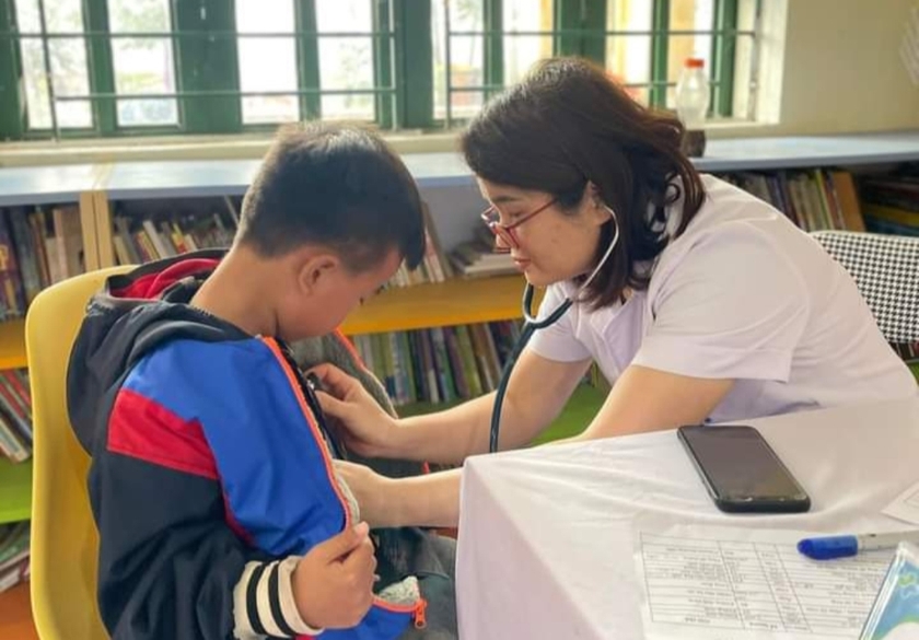 Lào Cai: Khám bệnh, cấp thuốc miễn phí cho hơn 500 học sinh vùng cao Dền Thàng- Ảnh 1.