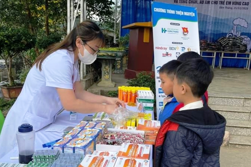 Lào Cai: Khám bệnh, cấp thuốc miễn phí cho hơn 500 học sinh vùng cao Dền Thàng- Ảnh 2.