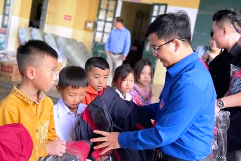 Lào Cai: Khám bệnh, cấp thuốc miễn phí cho hơn 500 học sinh vùng cao Dền Thàng- Ảnh 3.