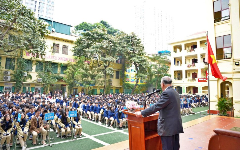 Giáo sư Hoàng Chí Bảo kể chuyện Bác Hồ cho 2.000 học sinh trung học phổ thông Hà Nội- Ảnh 5.