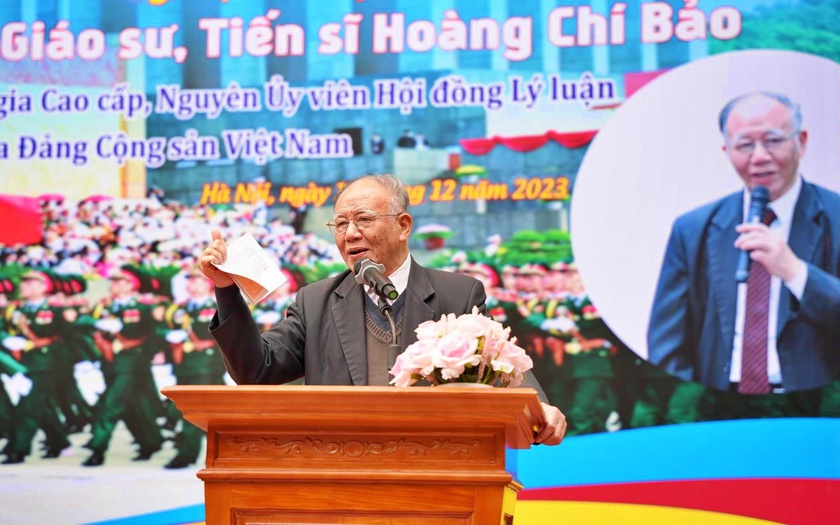 Giáo sư Hoàng Chí Bảo kể chuyện Bác Hồ cho 2.000 học sinh trung học phổ thông Hà Nội- Ảnh 1.