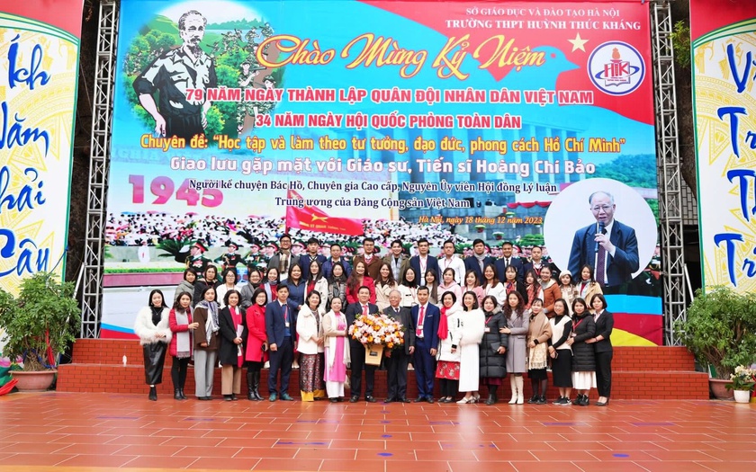 Giáo sư Hoàng Chí Bảo kể chuyện Bác Hồ cho 2.000 học sinh trung học phổ thông Hà Nội- Ảnh 6.