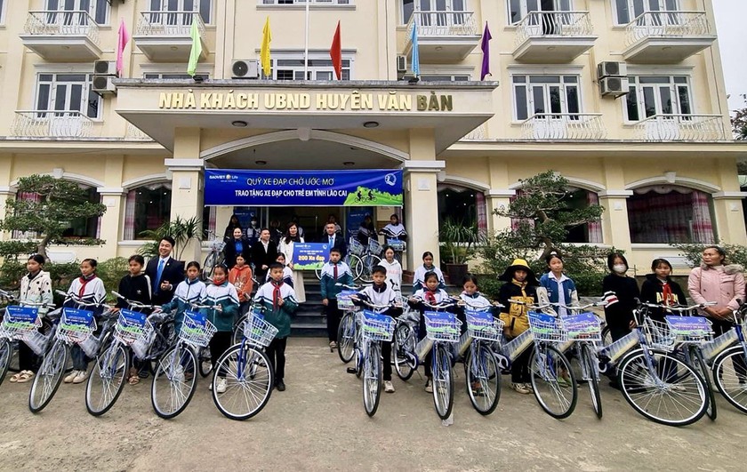 Bảo Việt nhân thọ tặng 30 xe đạp cho học sinh vượt khó hiếu học ở vùng sâu Lào Cai- Ảnh 1.