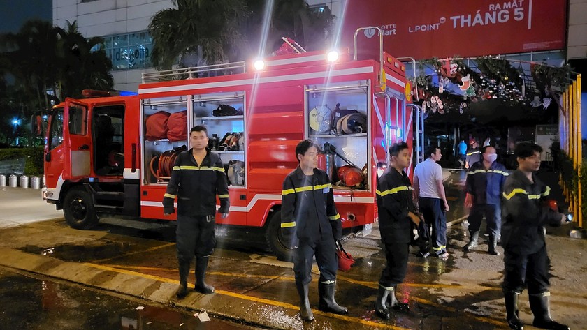 Cháy tại Lotte Mart quận 7 Thành phố Hồ Chí Minh, hàng trăm người tháo chạy- Ảnh 2.