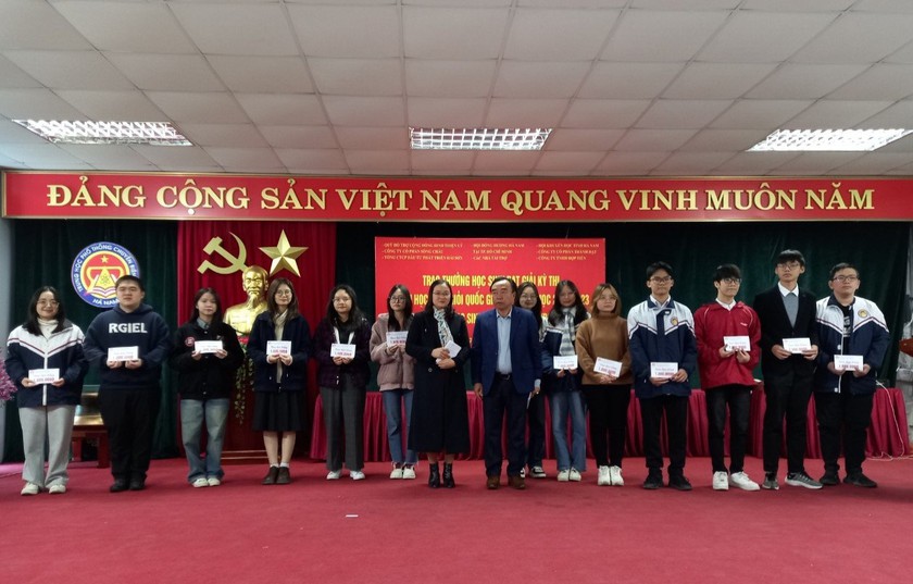Hội Khuyến học tỉnh Hà Nam trao 200 triệu đồng học bổng, khen thưởng học sinh và giáo viên- Ảnh 2.