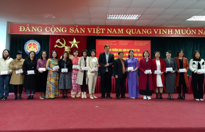Hội Khuyến học tỉnh Hà Nam trao 200 triệu đồng học bổng, khen thưởng học sinh và giáo viên- Ảnh 3.
