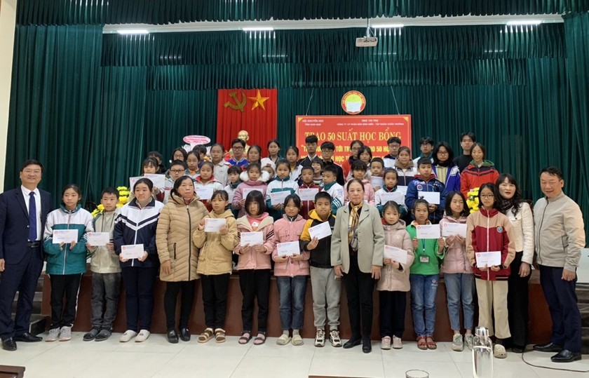 Nam Định: Trao 50 suất học bổng "Tiếp bước em tới trường" tặng học sinh vượt khó, hiếu học- Ảnh 1.