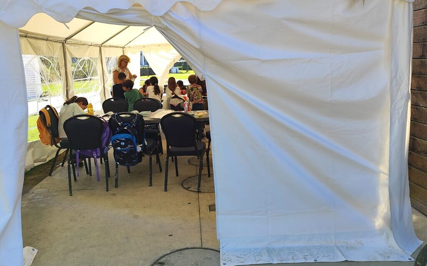Xung đột Israel-Hamas, học sinh Israel phải học trong lều, nhà tạm- Ảnh 2.