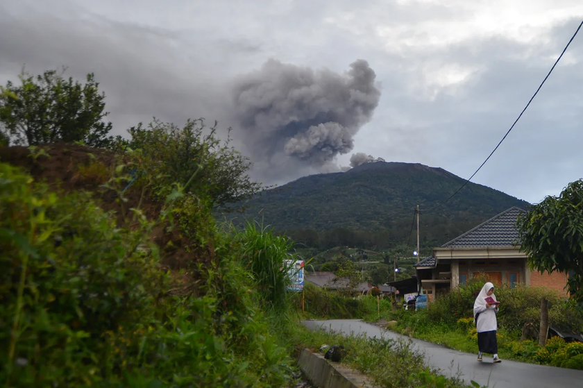 Phun trào núi lửa ở Indonesia khiến 11 người thiệt mạng- Ảnh 2.