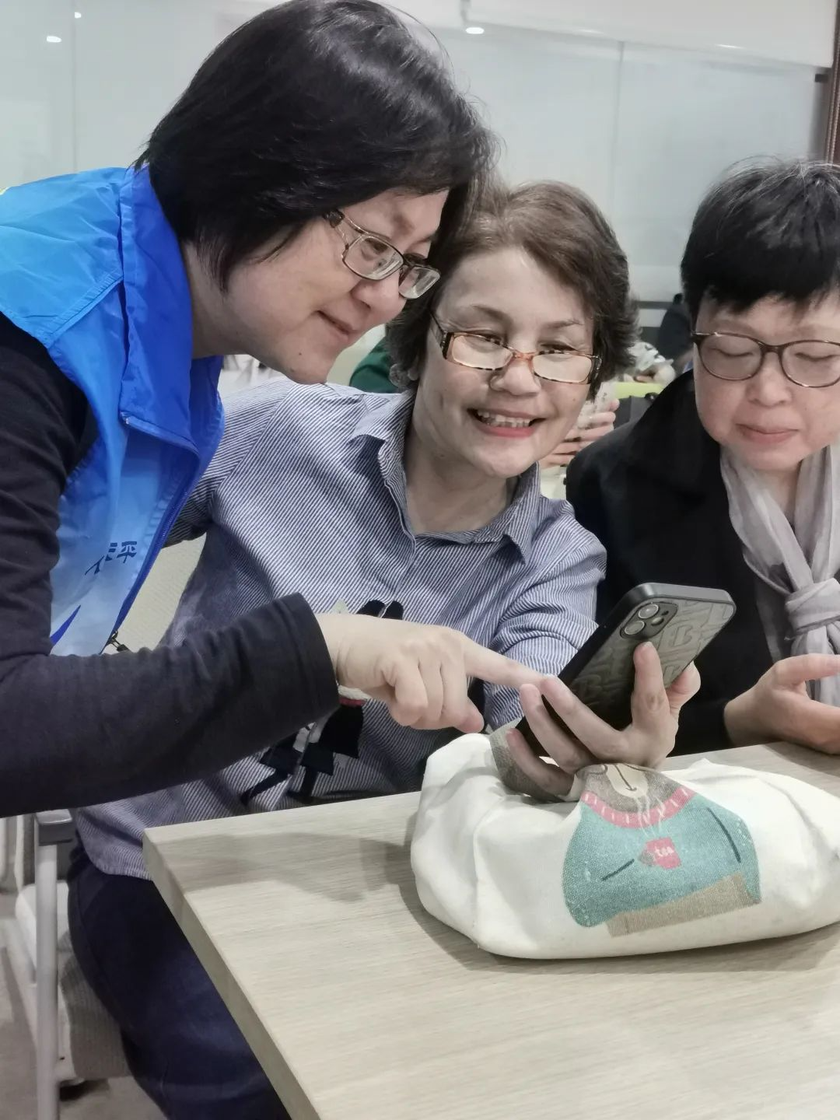 Trường học cộng đồng mở lớp dạy sử dụng điện thoại thông minh cho người già ở Trung Quốc- Ảnh 6.