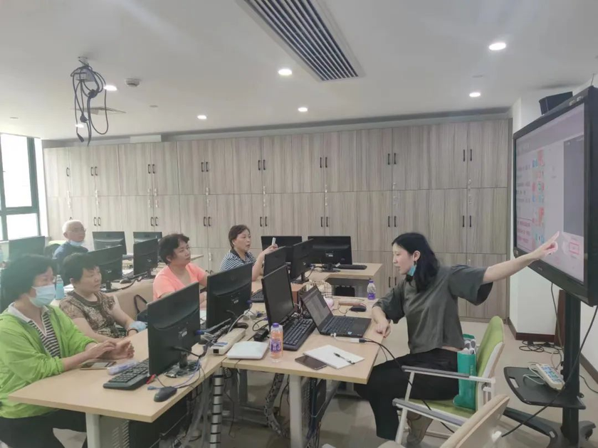 Trường học cộng đồng mở lớp dạy sử dụng điện thoại thông minh cho người già ở Trung Quốc- Ảnh 1.