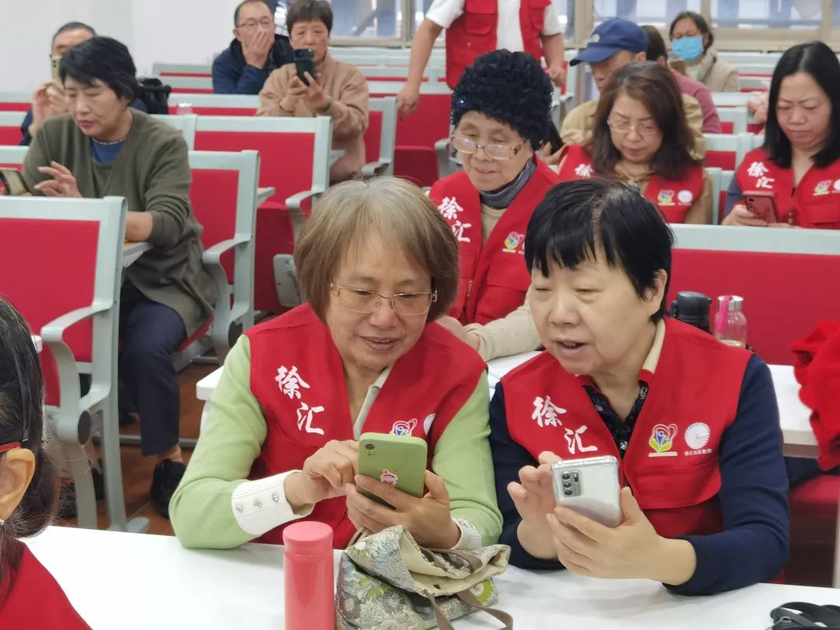 Trường học cộng đồng mở lớp dạy sử dụng điện thoại thông minh cho người già ở Trung Quốc- Ảnh 4.