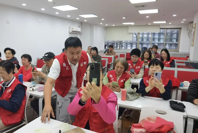 Trường học cộng đồng mở lớp dạy sử dụng điện thoại thông minh cho người già ở Trung Quốc- Ảnh 7.