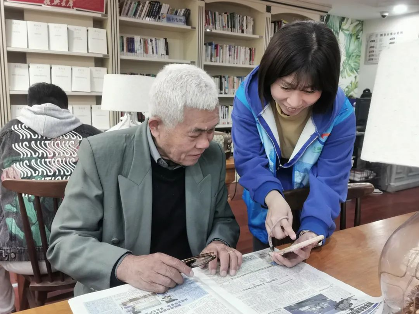 Trường học cộng đồng mở lớp dạy sử dụng điện thoại thông minh cho người già ở Trung Quốc- Ảnh 3.