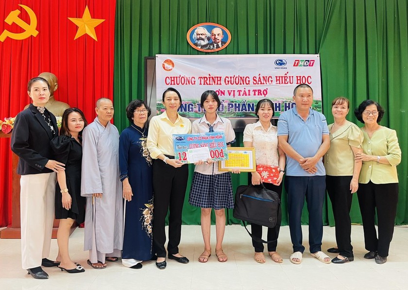 Đồng Tháp: Hơn 100 triệu đồng học bổng tặng sinh viên Phan Thanh Trúc- Ảnh 2.