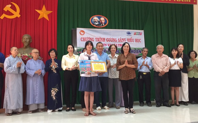 Đồng Tháp: Hơn 100 triệu đồng học bổng tặng sinh viên Phan Thanh Trúc- Ảnh 1.
