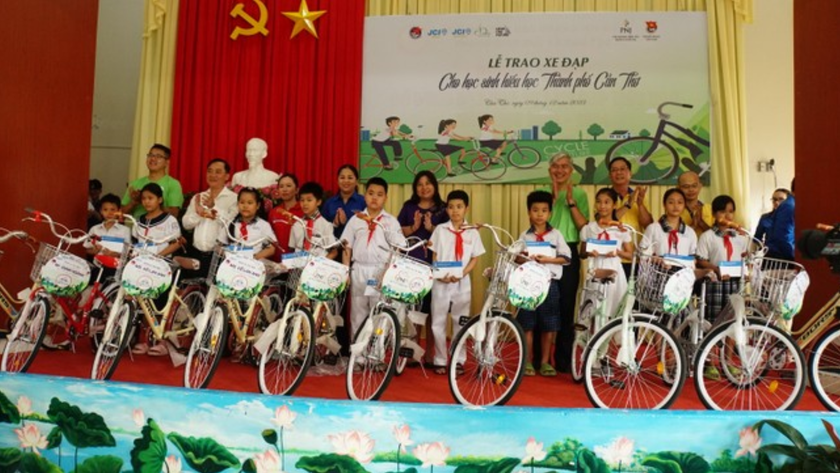 Trao 50 chiếc xe đạp, học bổng tặng học sinh vượt khó, học tốt của thành phố Cần Thơ- Ảnh 1.