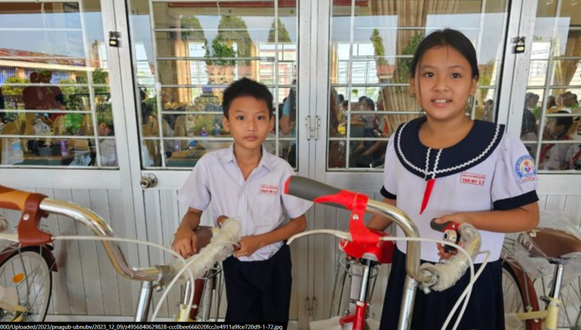 Trao 50 chiếc xe đạp, học bổng tặng học sinh vượt khó, học tốt của thành phố Cần Thơ- Ảnh 2.