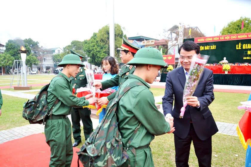 Hơn 700 thanh niên dân tộc thiểu số Lào Cai lên đường nhập ngũ - Ảnh 2.
