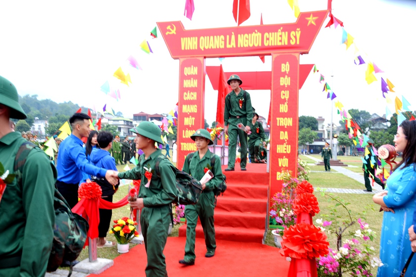 Hơn 700 thanh niên dân tộc thiểu số Lào Cai lên đường nhập ngũ - Ảnh 3.