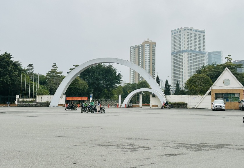 Hà Nội tiếp tục tháo rào sắt Công viên Cầu Giấy phục vụ người dân miễn phí - Ảnh 1.