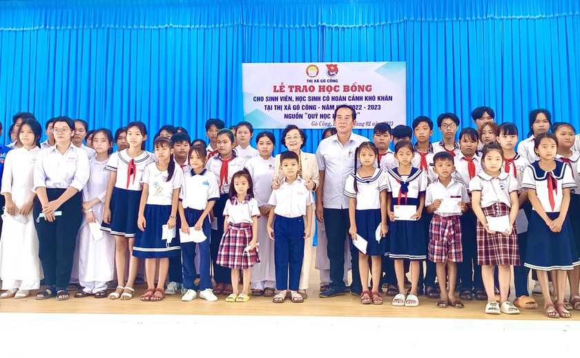 Hội Khuyến học tỉnh Tiền Giang trao 60 học bổng tặng học sinh, sinh viên hoàn cảnh khó khăn - Ảnh 1.
