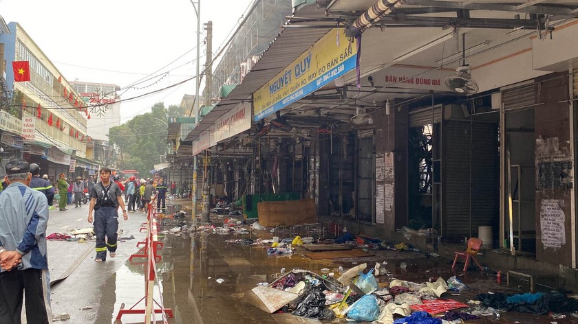 Hải Phòng: Khung cảnh tan hoang của chợ Tam Bạc sau vụ cháy lớn - Ảnh 2.