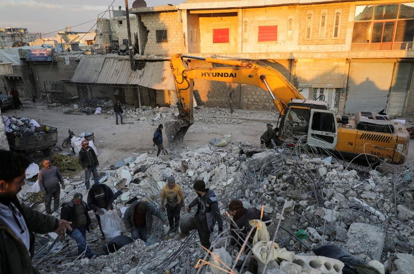 Động đất ở Thổ Nhĩ Kỳ: Số người chết tiếp tục tăng, người sống sót phải vật lộn để duy trì cuộc sống   - Ảnh 1.