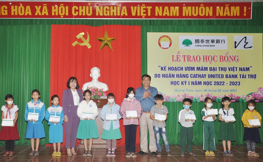 Quảng Nam: Trao 300 suất học bổng “Kế hoạch ươm mầm đại thụ Việt Nam” - Ảnh 1.