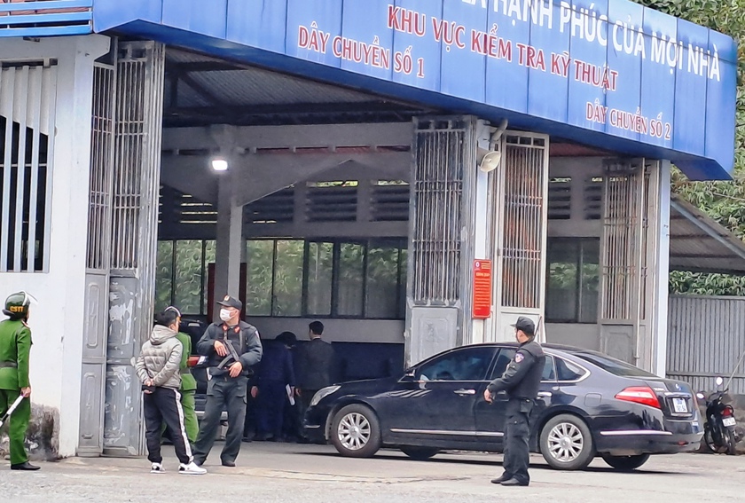 Khám xét nơi làm việc và bắt Phó giám đốc Trung tâm đăng kiểm xe cơ giới 24-01D Lào Cai - Ảnh 1.