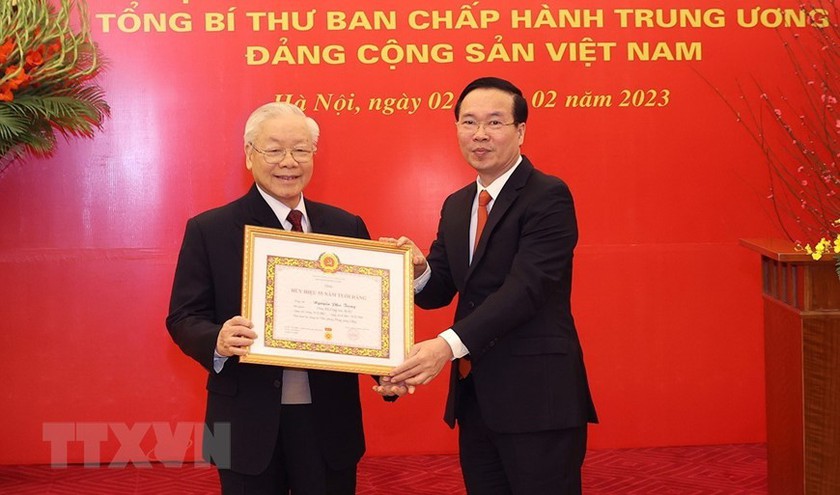 Tổng Bí thư Nguyễn Phú Trọng nhận Huy hiệu 55 năm tuổi Đảng  - Ảnh 1.