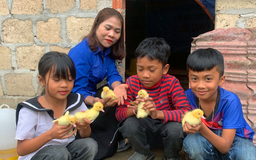 Tặng 3.000 con giống gia cầm cho gia đình học sinh vùng biên giới tỉnh Quảng Trị và Thừa Thiên Huế - Ảnh 5.