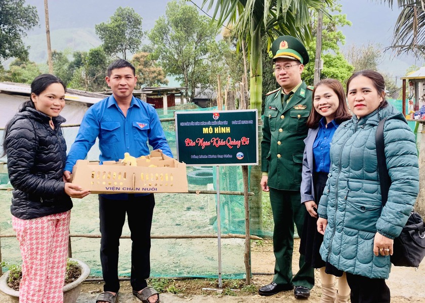 Tặng 3.000 con giống gia cầm cho gia đình học sinh vùng biên giới tỉnh Quảng Trị và Thừa Thiên Huế - Ảnh 1.