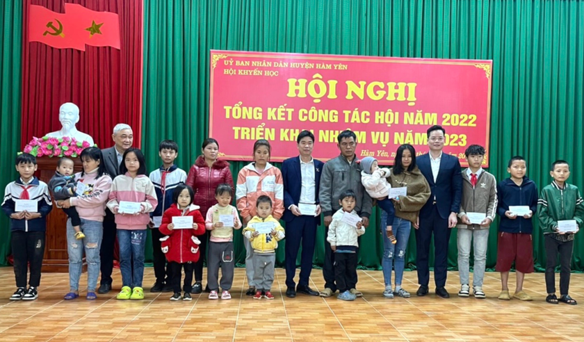 Hội Khuyến học tỉnh Tuyên Quang hỗ trợ gia đình học sinh bị cháy nhà - Ảnh 2.